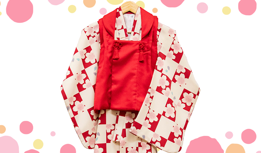 七五三女児3歳被布コレクション3。白と赤の市松模様の着物に赤地の被布です