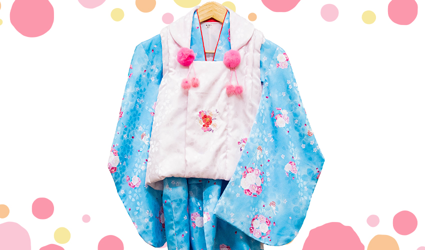 七五三女児3歳被布コレクション4。水色地の洋柄の着物に薄ピンク地の被布です